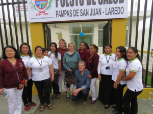 Mitglieder von Neue Horizonte Gesundheit für Peru mit Gesundheitshelferinnen in Pampas de San Juan